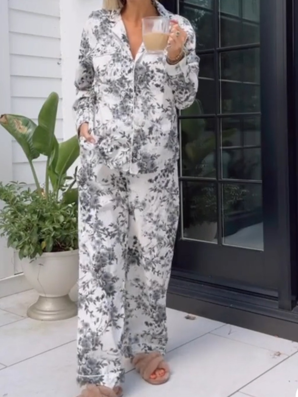 GAP Women's Cream and Black Floral Pajama Set